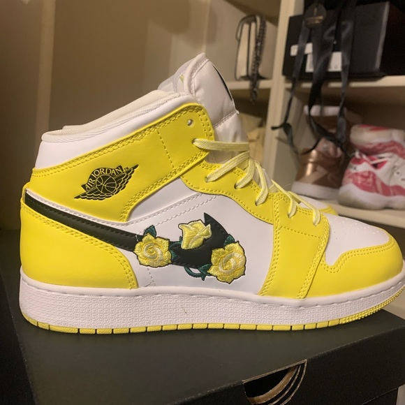 Authentic Yellow Rose Jordan Mids- 7Y/8.5 Women’s - Picture 2 of 6